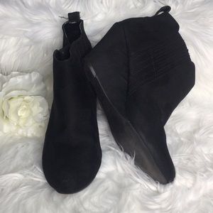 GUC Report Gavin Black Faux Suede Wedge Bootie, 10M